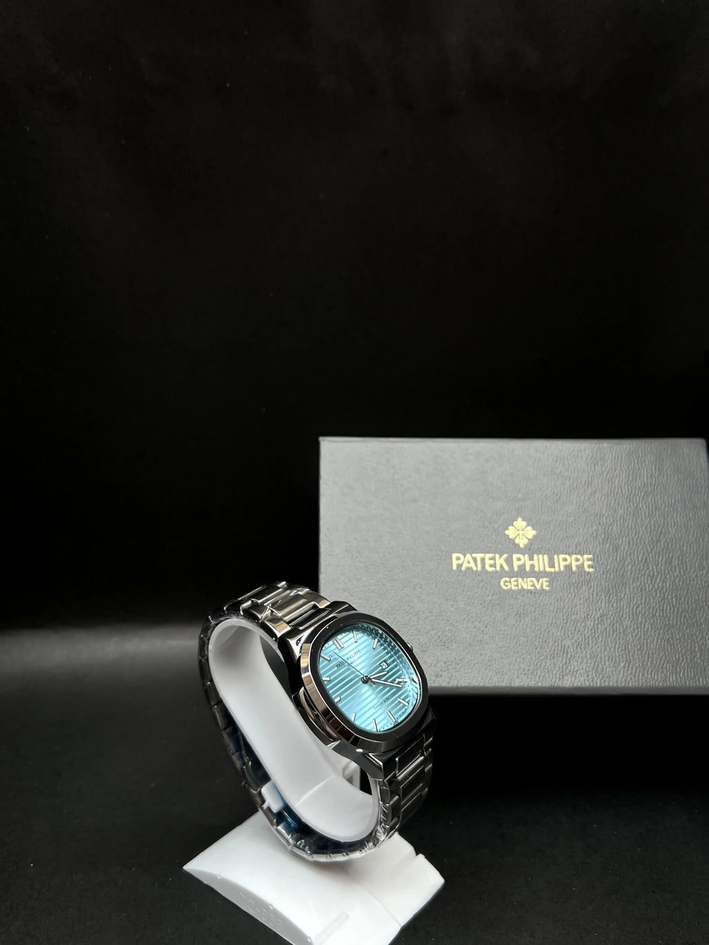 Patek Philippe Nautilus tiffany blue with horizontal embossing and date window at 3 o’clock